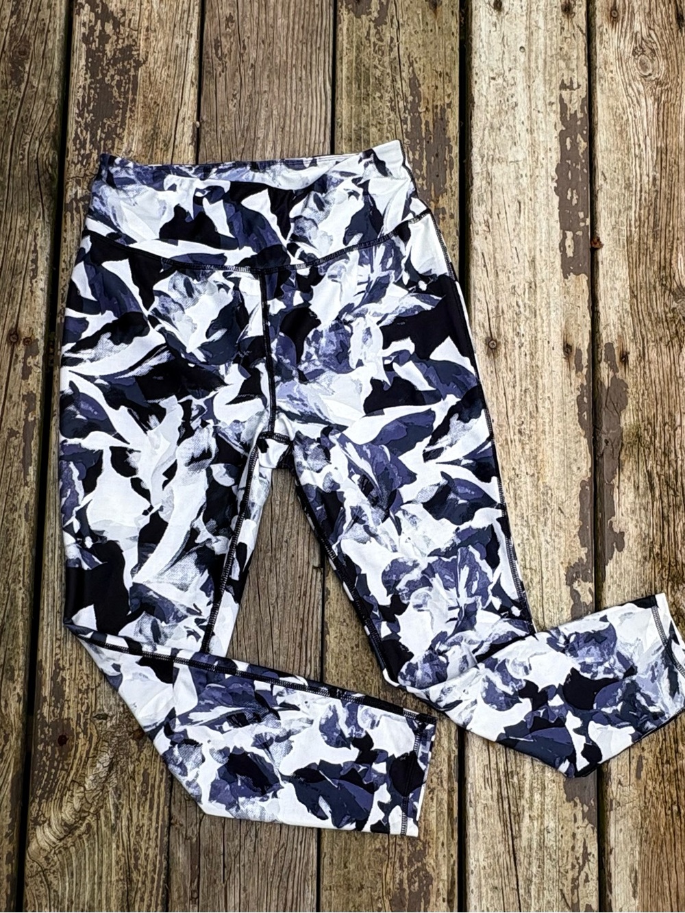 Women’s Avia Performance Leggings in Black & White Abstract Print size M